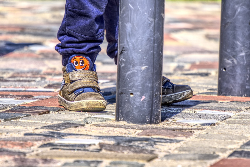 walking, casual clothing, human body part, shoe, human leg, body part, structure, shoes, limb, lifestyles, one person, feet, contrast, men, hof, low section