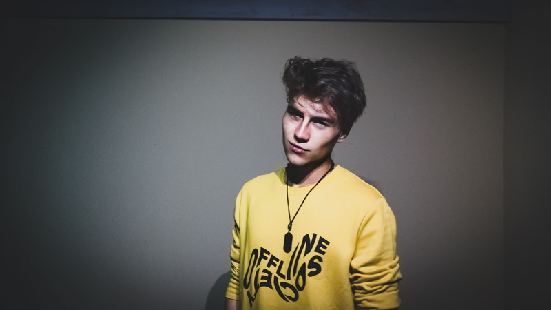 studio shot, photographer, men, young adult, blick, bed look, beschte, style, adult, standing, fashion, contemplation, dark, looking, cool attitude, t-shirt