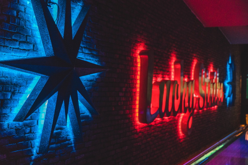 lucky, in doors, stars, capital letter, neon lights, neon, urban, blue, text, neon and blick, bowling, night, no people, red neon lights, lighting equipment