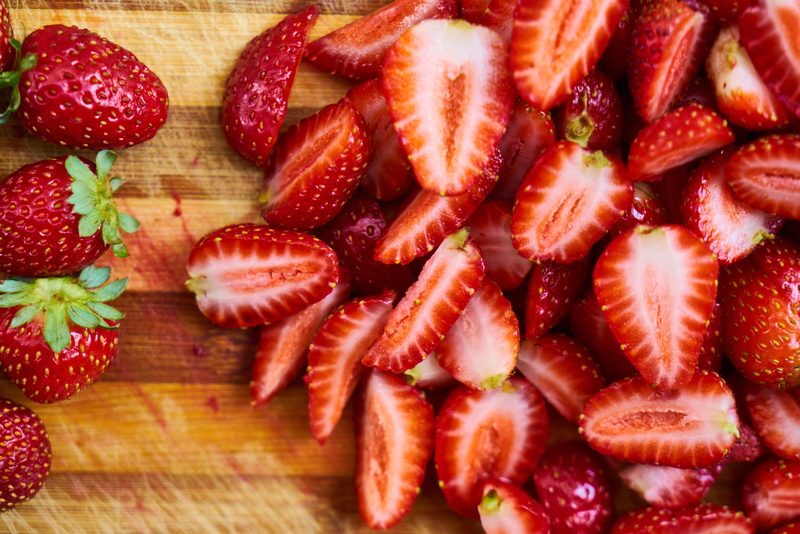 chopped, horizontal, strawberry, table, backgrounds, selective focus, detail, high angle view, photography, food and drink, beautiful, fruit, nature, copy space