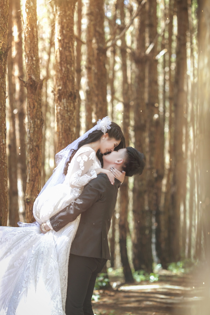 pink, contemplation, standing, wedding, side view, woodland, focus on foreground, natural, tree, dalat, wedding photo, young women, women, background, vietnam