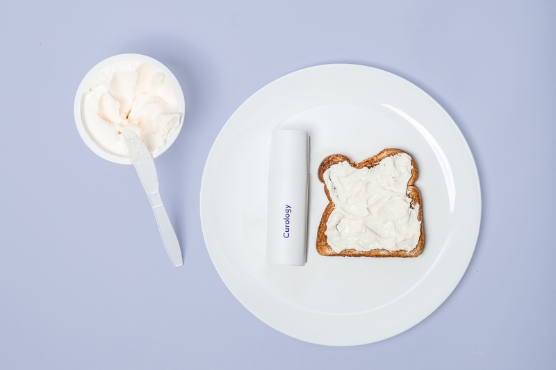 yogurt, food and drink, cream, plate, cutlery, whipped cream, directly above, studio shot, chocolate, breakfast, indoors, confectionery, bread, still life