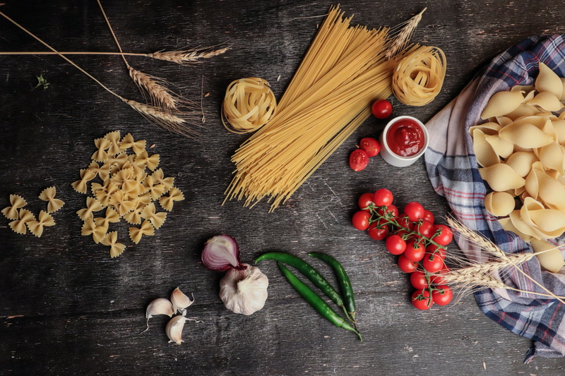 noodles, raw food, wellbeing, tomato, indoors, garlic, tomatoes, photo, preparation, vegetable, freshness, directly above, food and drink, ingredient, wood - material
