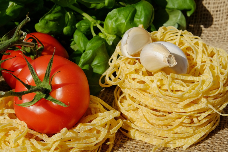 still life, white, tagliatelle, court, cook, tomatoes, basil, no people, vegetarian food, herb, raw food, meal, raw, italian, garlic, red, vegetarian, pasta