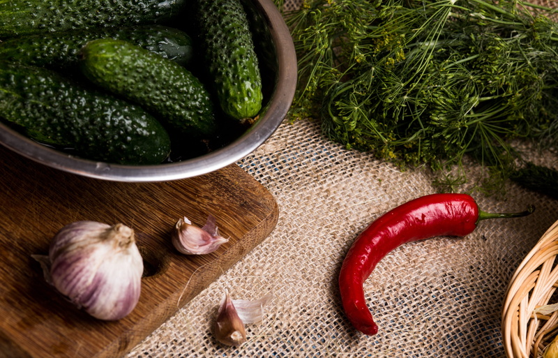 garlic, wellbeing, spice, freshness, garlic cloves, pepper, close-up, greens, kitchen, food and drink, cook, vegetables, raw food, chili pepper, red chili pepper