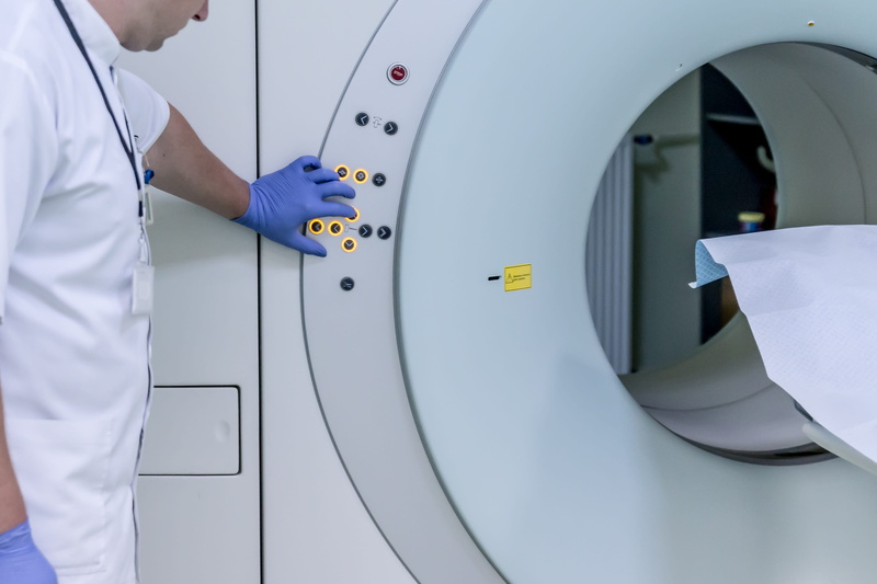 standing, mri, care, test, mid adult, males, responsibility, lab coat, the doctor, science, technology, tests, radiologist, one person, doctor, working