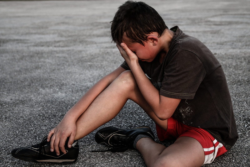 boy, young adult, suffering, adolescence, lifestyles, shoe, tired, focus on foreground, young men, relaxation, sport, shirt, 2K, accident pain, gym, sitting