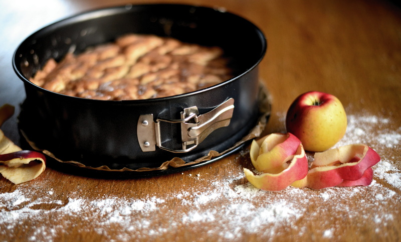 holiday, apple pie, bake, baked, cake, table, christmas, eat, baking dish, healthy eating, apple, preparation, close-up, 5K, indoors, springform pan, food and drink