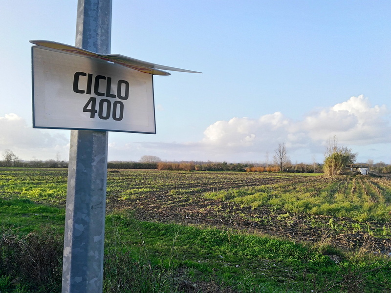 rural scene, no people, campo, road sign, tabuleta, sign, outdoors, countryside, plano de fuga, information sign, sky, plant, text, communication, day