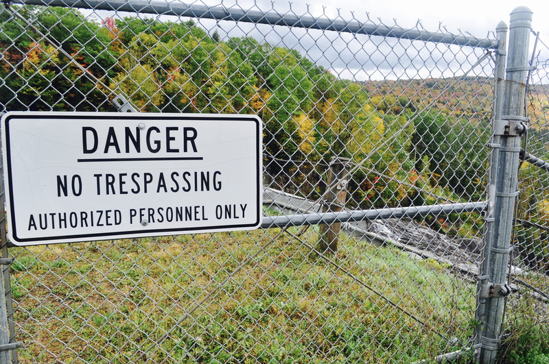 protection, waterbury dam, chainlink fence, united states, forbidden, message, chainlink, boundary, vermont, safety, 4K, metal, barrier, text, guidance
