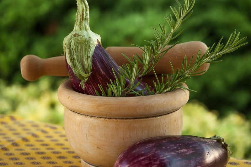 growth, nature, fruit, freshness, 2K, wood - material, outdoors, mortar, container, food, day, basket, front or back yard, focus on foreground, food and drink