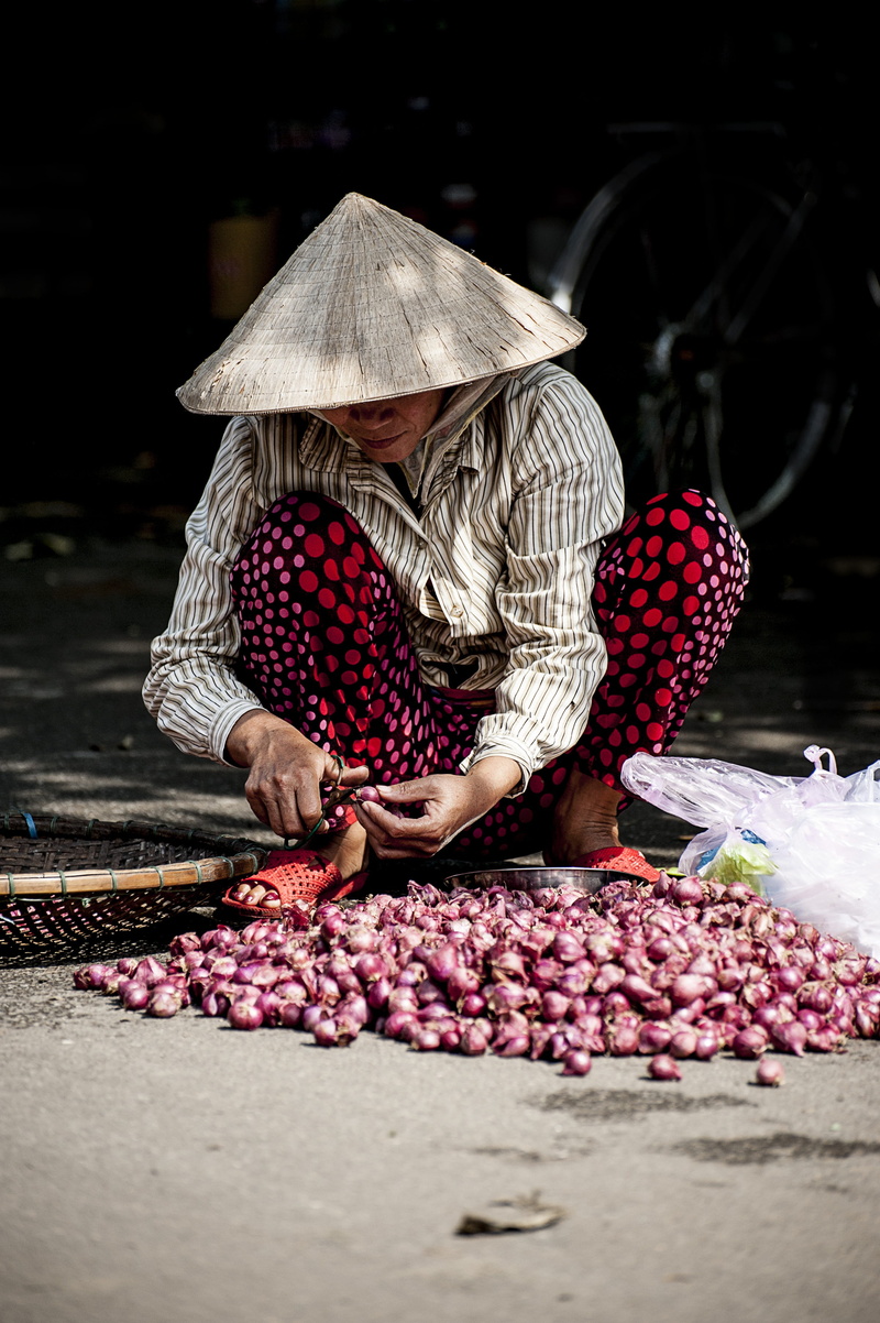 large group of objects, shallots, freshness, sakat hat, outdoors, sell, selling, Onions, day, occupation, Food, woman, real people, food and drink, food
