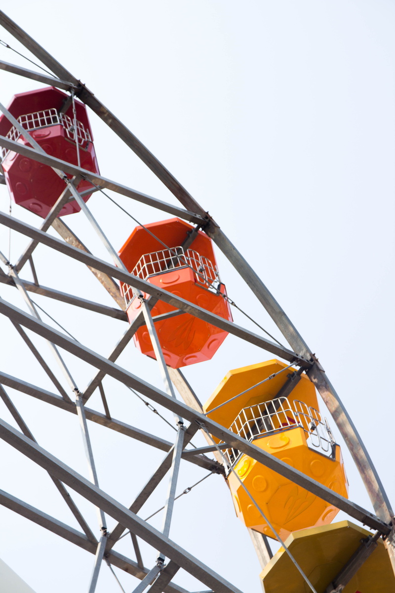 dreamland, ferris wheel, clear sky, flag, fairground, outdoors, sport, red, orange color, rainbow, 5K, low angle view, day, built structure, margate, amusement park