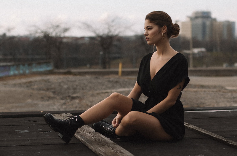 looking away, casual clothing, day, 1080P, contemplation, depth of field, hairstyle, outdoors, nature, black color, young adult, brunette, beautiful woman
