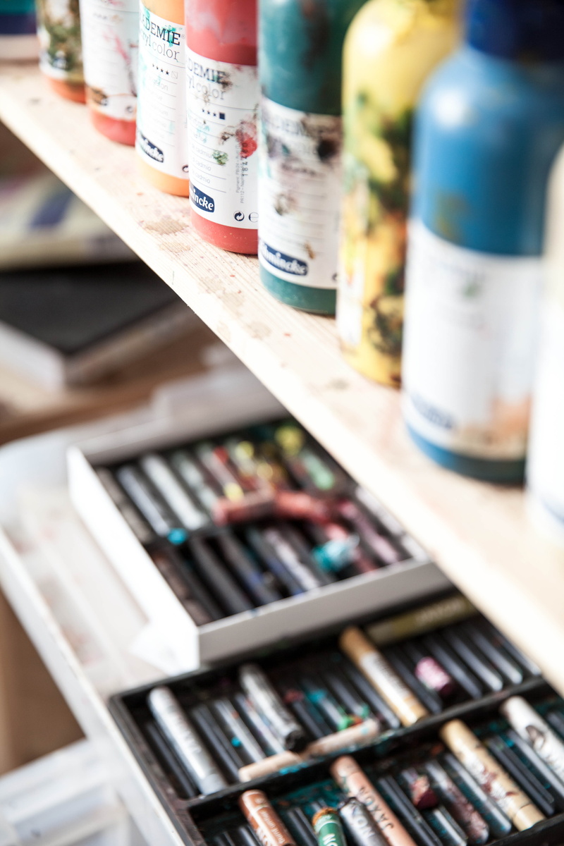 order, assorted, artsy, arrangement, shelf, color, large group of objects, ink, multi colored, choice, indoors, artist, lot, creative, container, oil pastel