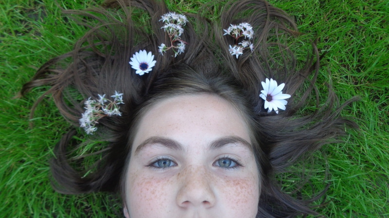 one person, beauty, directly above, lying on back, leisure activity, looking at camera, plant, front view, young adult, women, headshot, hairstyle, 1080P