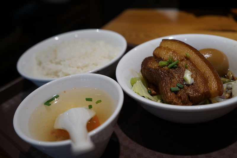 table, bowl, serving dish, focus on foreground, meat, close-up, serving size, taiwan food, garnish, freshness, dinner, temptation, crockery, tray, beef