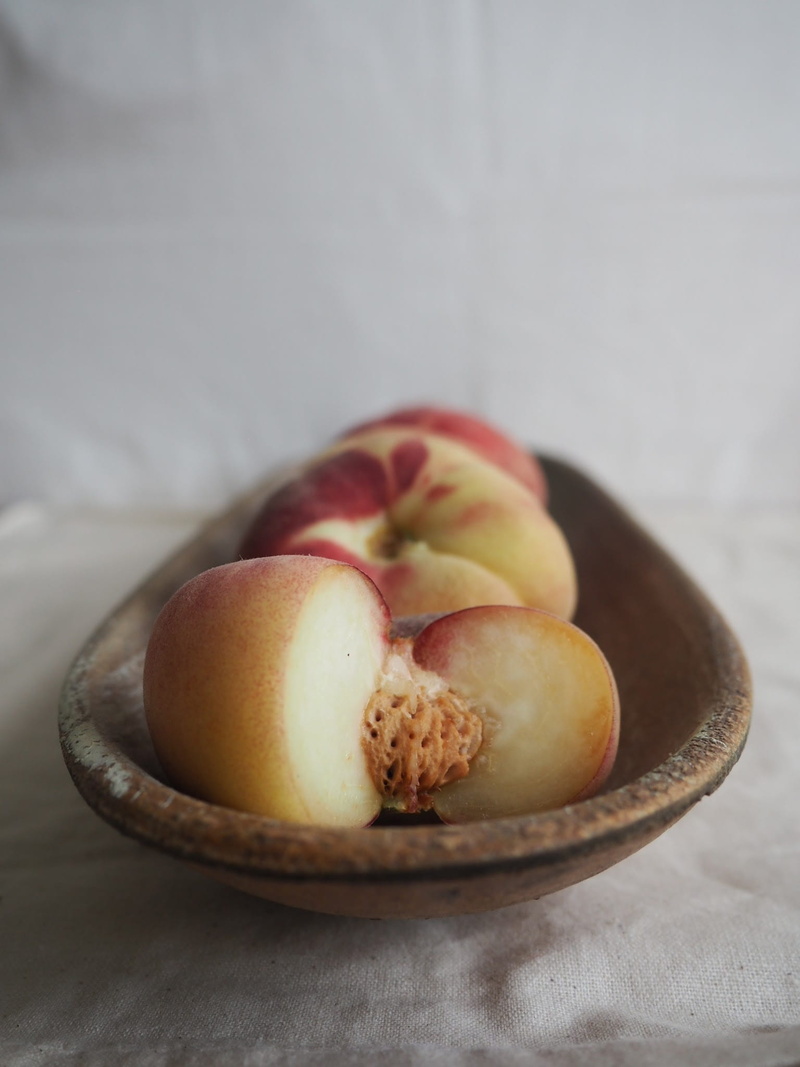 studio shot, natural, nutrition, table, healthy, freshness, eat, delicious, ripe, 1080P, pile fruit, pile peach, wellbeing, peach, bowl, close-up, slice