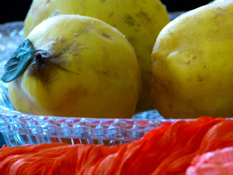 medium group of objects, food and drink, ripe, citrus fruit, focus on foreground, freshness, red, indoors, kernobstgewaechs, healthy eating, cydonia oblonga