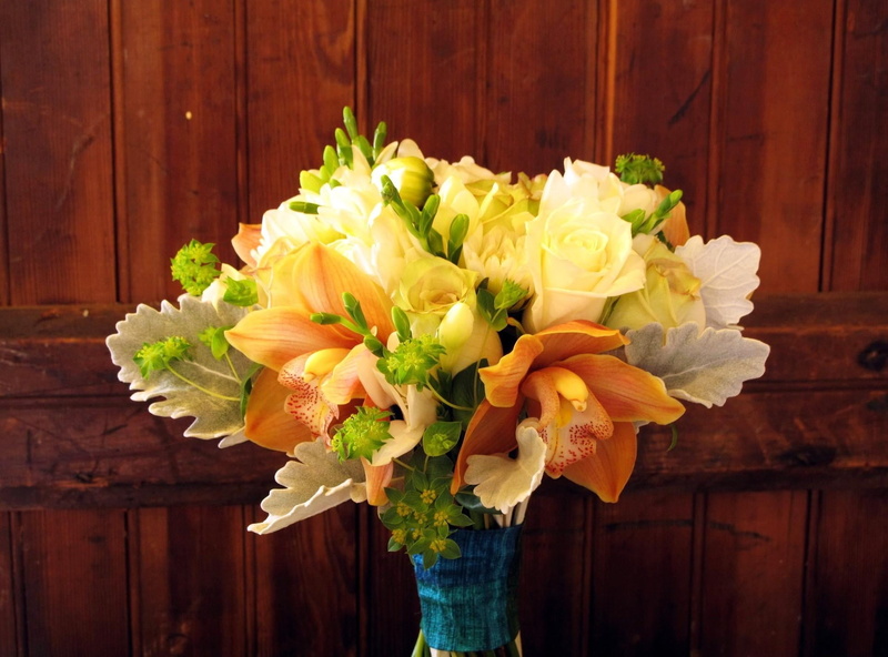 flower arrangement, freesia, yellow, arrangement, indoors, rose - flower, flowerleaves, no people, roses, orange, inflorescence, flowering plant, beauty in nature