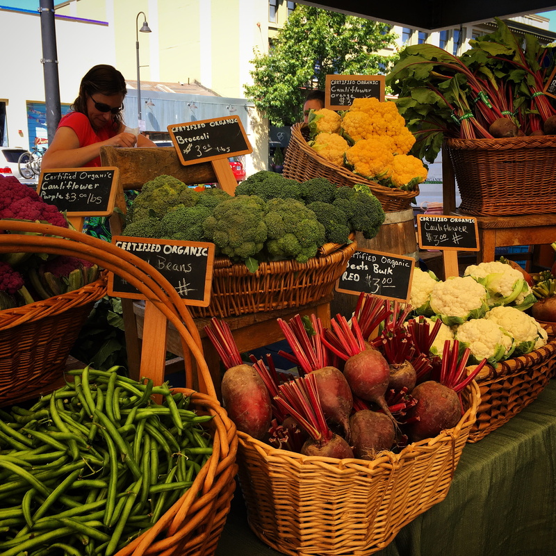 brocolli, variation, real people, one person, retail, vegetable market, food and drink, choice, freshness, vegetable, food, retail display, beet, business