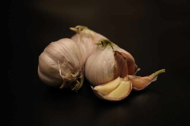 onion, food, wellbeing, vegetables, group of objects, indoors, ingredient, freshness, studio shot, spice, black, garlic, vegetable, black background, dark