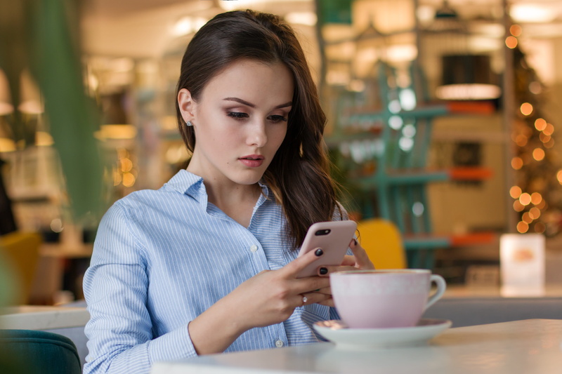 one, drink, within, coffee - drink, looking, hairstyle, coffee break, view, wireless technology, write, adult, mug, tea, portrait, user, woman, brunette