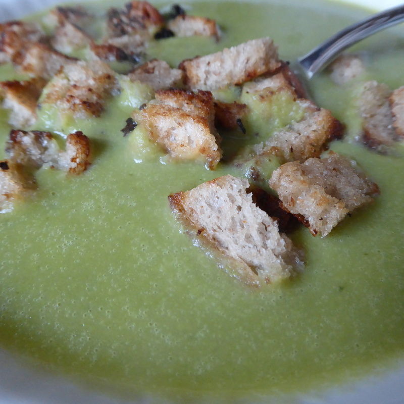 croutons, eat, food, pea soup, food and drink, bread, serving size, stew, 2K, spoon, freshness, kitchen utensil, healthy eating, soup, wellbeing, meal