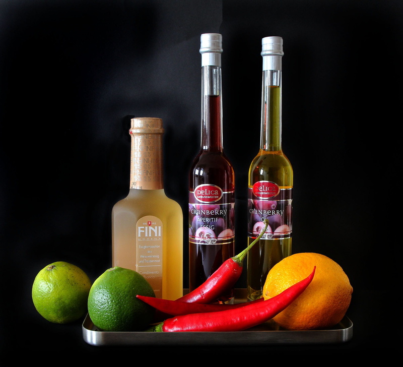 limmetten, sharp, no people, chili, studio shot, cook, peppers, variation, green color, food and drink, healthy eating, vitamins, refreshment, glass - material