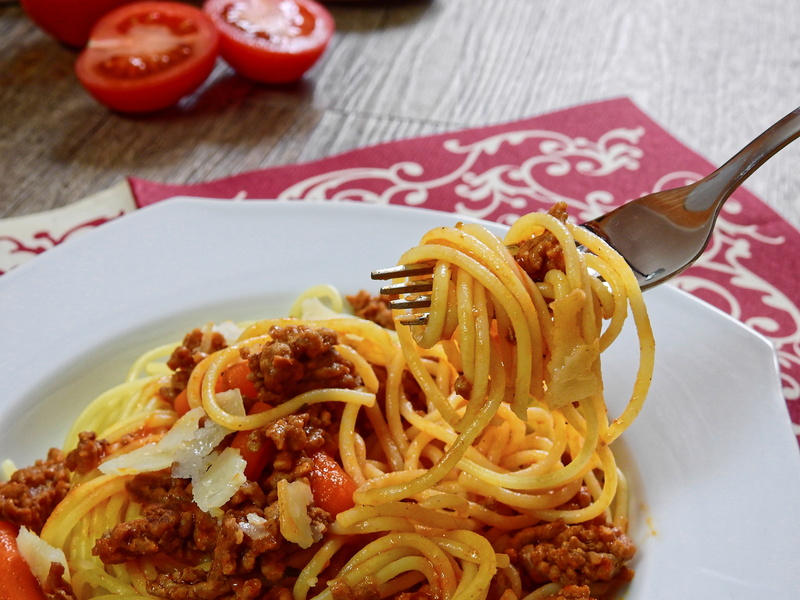healthy eating, dish, plate, serving size, 4K, vegetarian, freshness, italian, focus on foreground, food and drink, cutlery, noodles, crockery, tomatoes