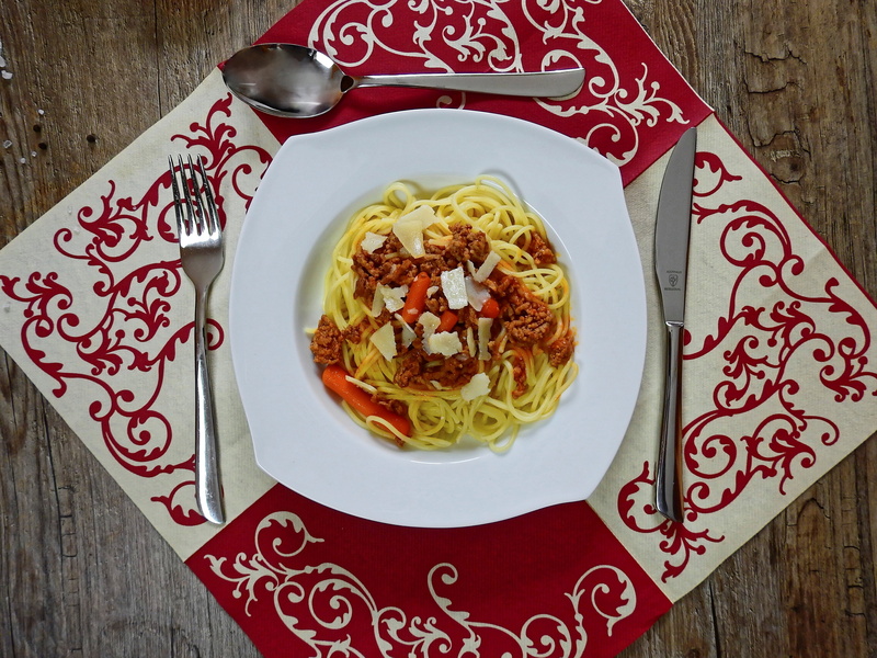 durum wheat, freshness, wood - Material, meal, crockery, directly above, ready-to-eat, dinner, sauce, spaghetti, tomato sauce, italian food, food and drink