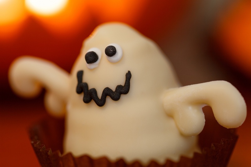 icing, sweet food, decorated, indoors, baked, 1080P, food and drink, candy, human representation, white, treat, focus on foreground, no people, temptation