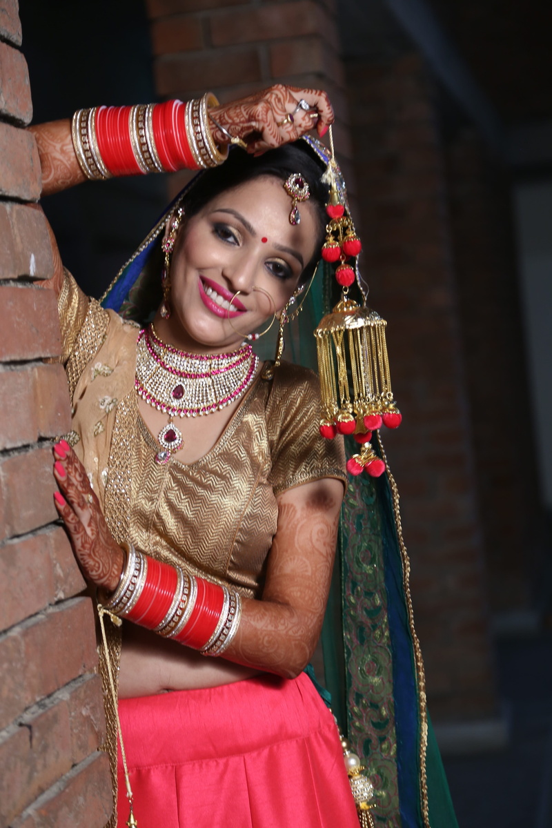 one person, necklace, clothing, young women, traditional clothing, portrait, lifestyles, sari, focus on foreground, indian, front view, smiling, beautiful woman