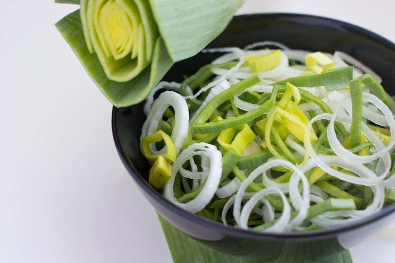 slice, pasta, 5K, green Color, onion, food and drink, vegetarian food, cut, green, spaghetti, studio shot, wellbeing, high angle view, leek, organic, vegetable