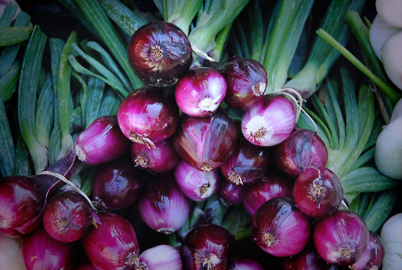 onion, market fresh vegetables, nature, 2K, healthy, spring onions, abundance, wellbeing, large group of objects, vegetable, freshness, purple, nutrition