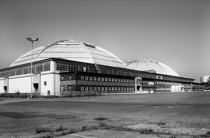 building, hall, sky, plant, leipzig, outdoors, building Exterior, copy space, event hall, day, circus, travel destinations, land, industry, black and white