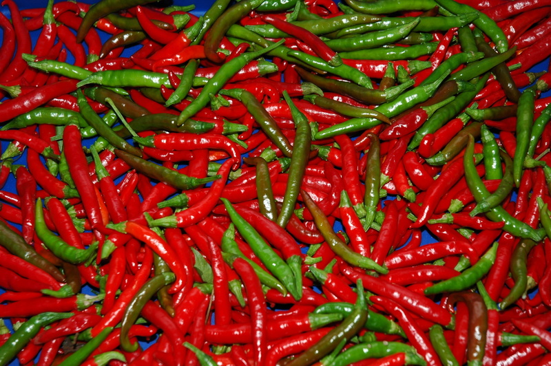 vegetarian Food, food, 2K, ingredient, large group of objects, chilli, for sale, red chili pepper, no people, green color, chili, wellbeing, organic, hot