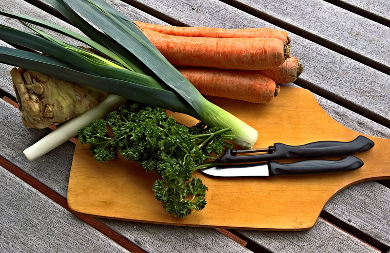 no people, board, still life, food and drink, carrots, onions, taste, frisch, healthy eating, carrot, indoors, knife, wellbeing, raw food, vegetables, brown