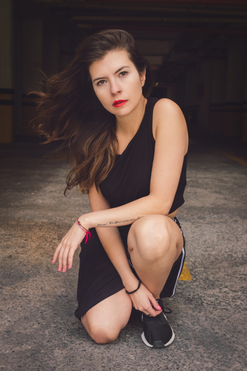 portrait, woman, full length, lifestyles, floor, kneeling, beauty, caratuleros, hairstyle, luiskcortes, adult, sitting, beautiful woman, young adult, hair