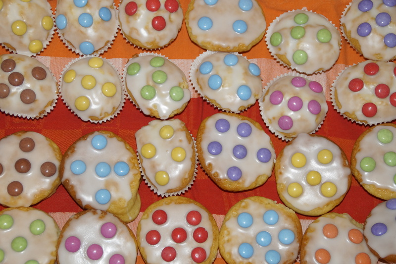 choice, children, floral pattern, childrens birthday, pastries, full frame, 5K, art and craft, still life, pay, birthday, decorated, smarties, muffins