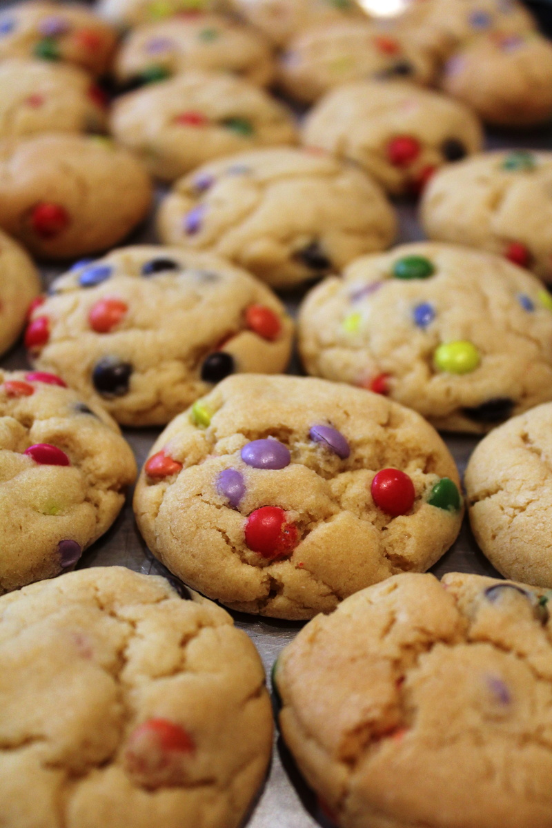 cookie, ready-to-eat, baking, backgrounds, baked, m ms, large group of objects, indoors, smarties, biscuits, still life, selective focus, no people, chocolate chip cookie