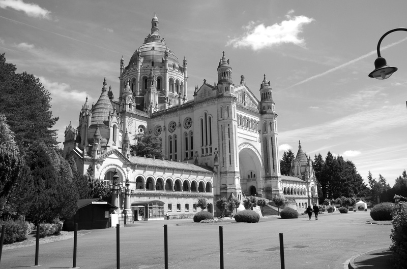 travel destinations, incidental people, basilica of lisieux, ste thérèse, building, building exterior, travel, plant, city, the past, cloud - sky, street light