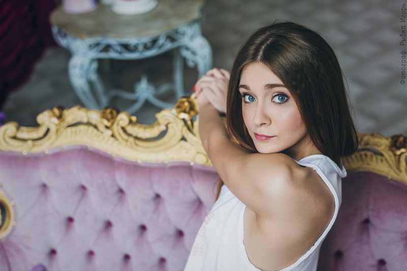 Igor Rybka, portrait, makeup, 1080P, looking at viewer, couch, women