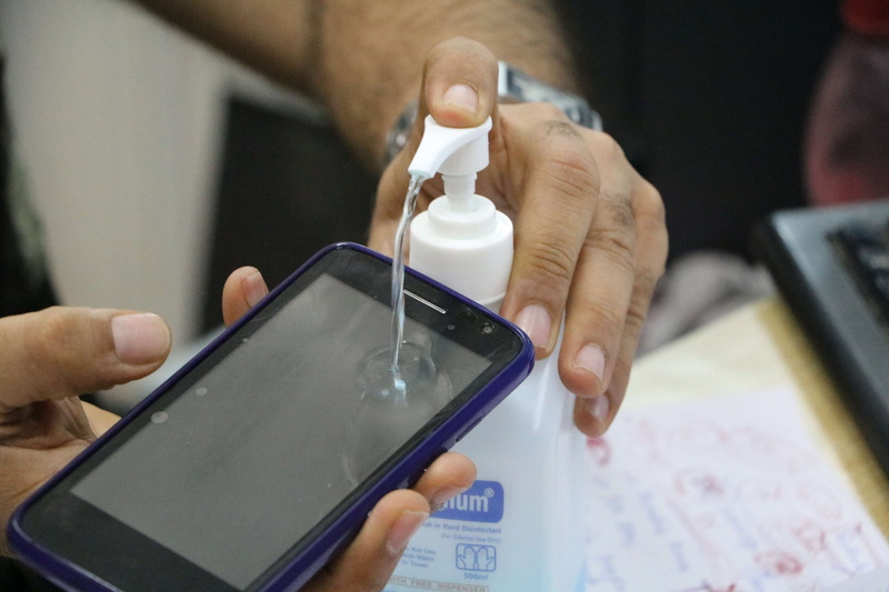 wireless technology, indoors, screen, doctor, using computer, mobile phone, communication, body part, technology, close-up, connection, human hand, focus on foreground