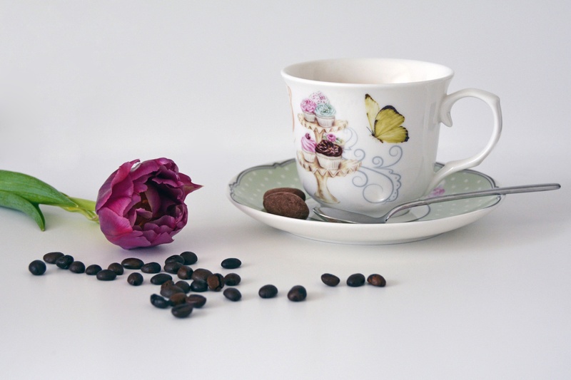 plate, break, purple, cafe, flower, tulip, saucer, caffeine, 4K, beside, hot drink, coffee beans, spoon, tea - hot drink, beans, tea cup, tea, spring fever