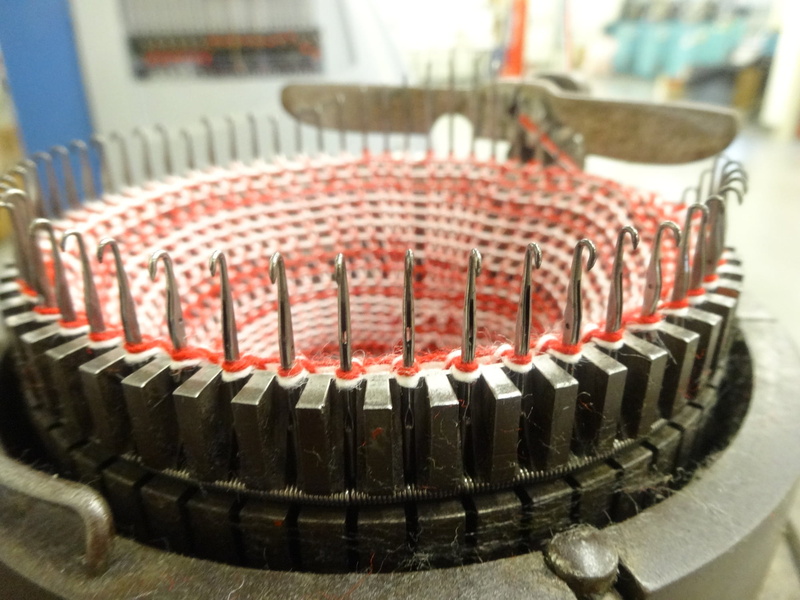 scientific experiment, education, blood, medical test, red, no people, 1080P, table, focus on foreground, close-up dial, close-up, petri dish, knitting machine
