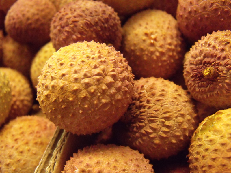 selective focus, sweet food, still life, large group of objects, indoors, food and drink, lychee, Fruit, ripe, group of objects, close-up, 2K, freshness