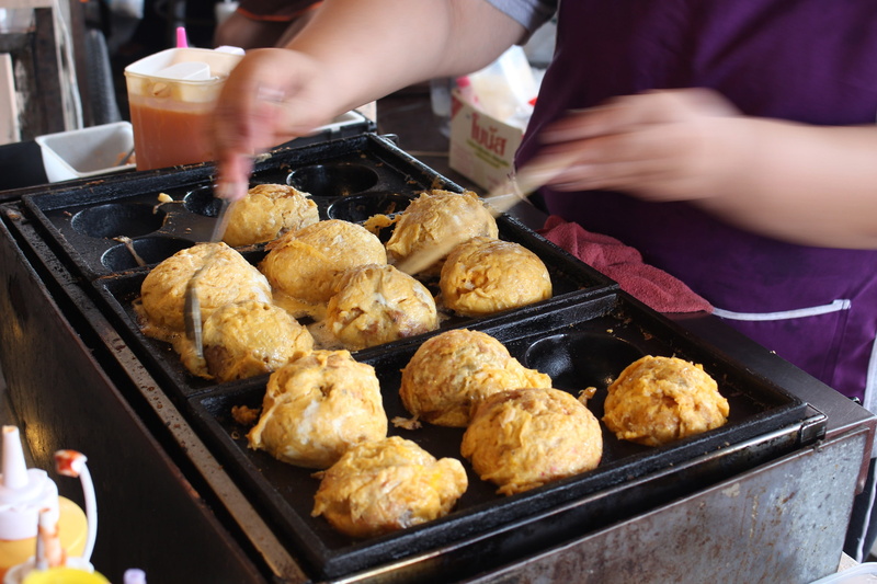 preparing food, indoors, baking sheet, temptation, make food, heat - temperature, preparation, real people, focus on foreground, freshness, ice japanese