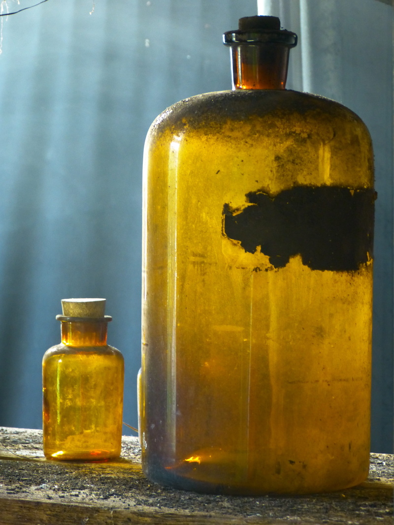 gold colored, 4K, science, decoration, transparent, no people, jar, close-up, bottle, old, back light, indoors, still life, glass - material, food, small group of objects
