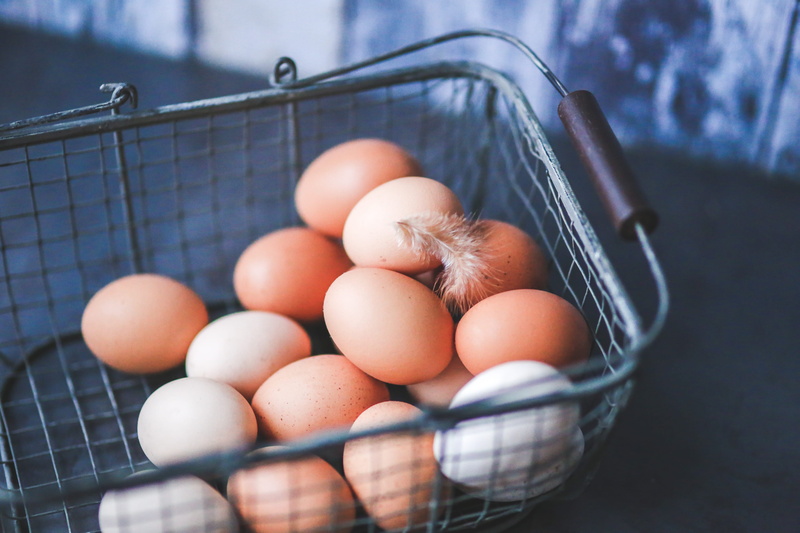 brown, selective focus, eggs, organic, egg, close-up, container, focus on foreground, large group of objects, 5K, basket, feather, wellbeing, focus, raw food